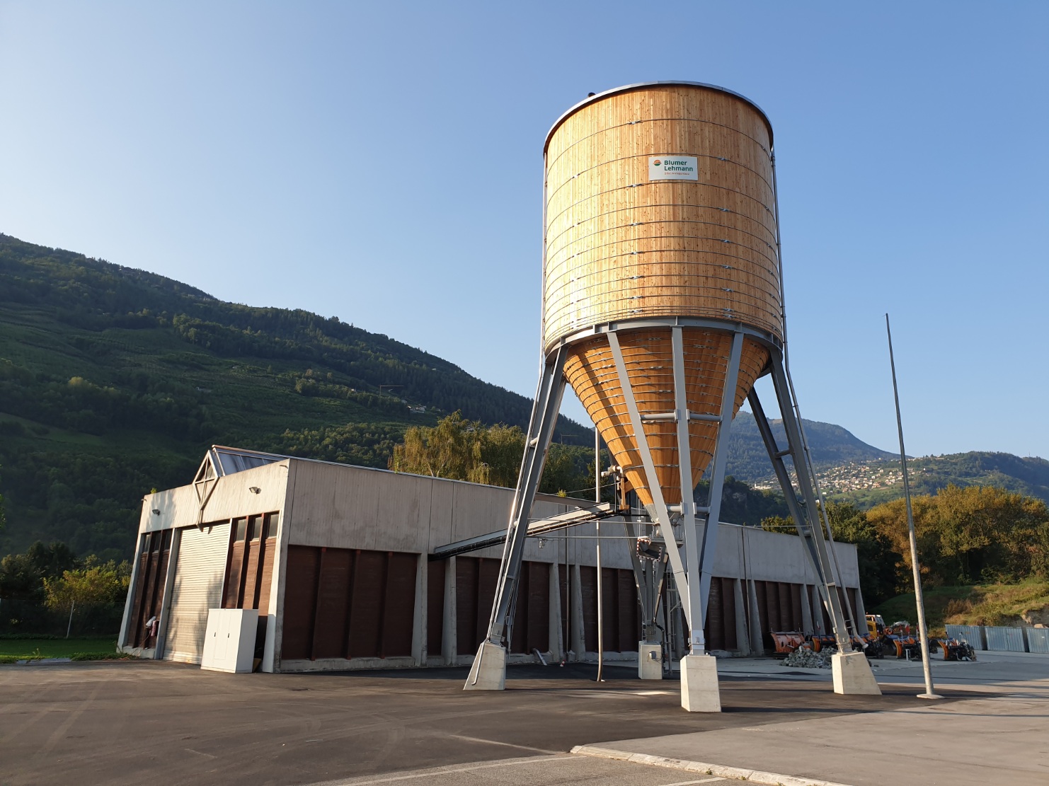Silo en bois et hall de stockage du sel, base de la viabilité Sion, canton du Valais 