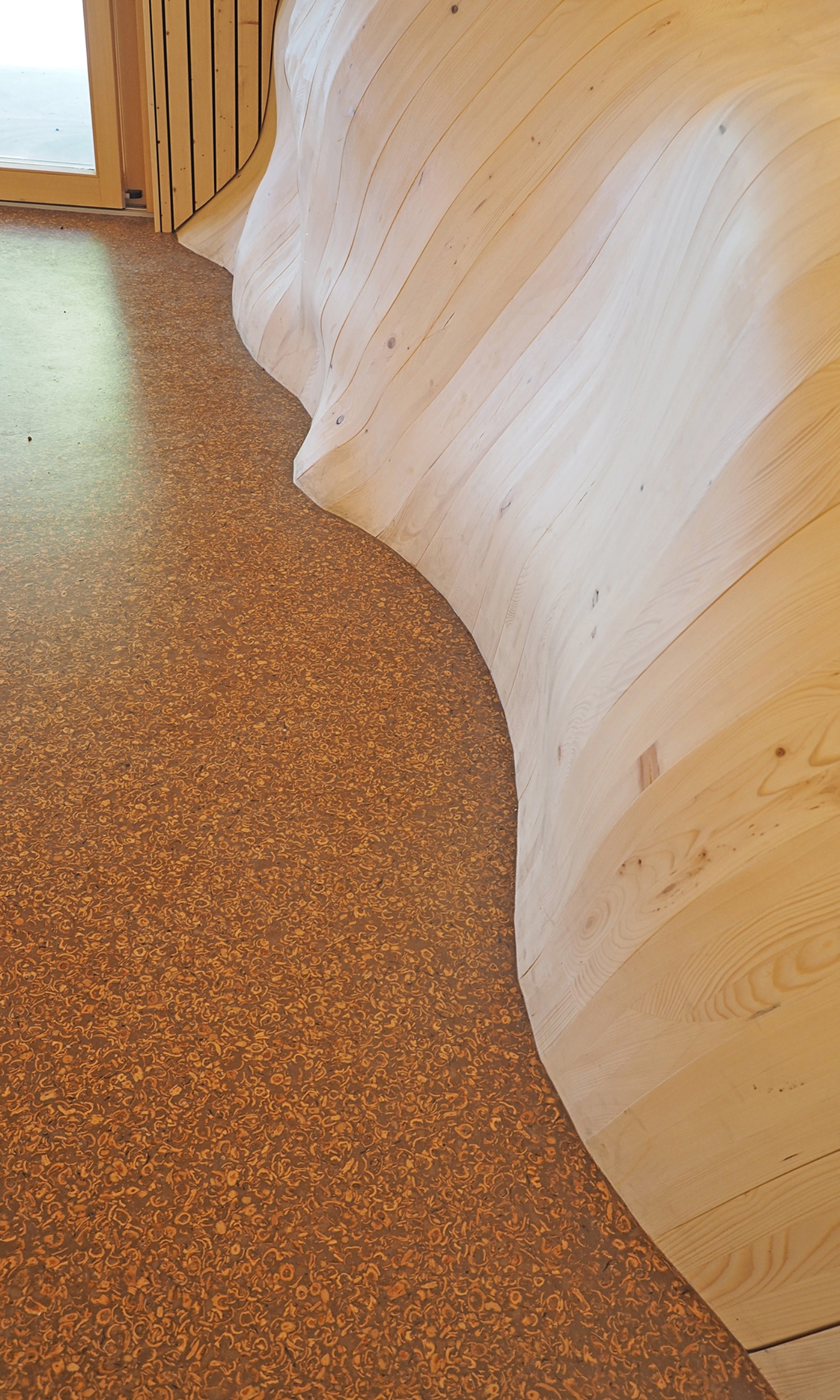 Les parois latérales sont composées de nombreux éléments en bois de forme unique; le matériau du plancher contient des coquilles de noix.
