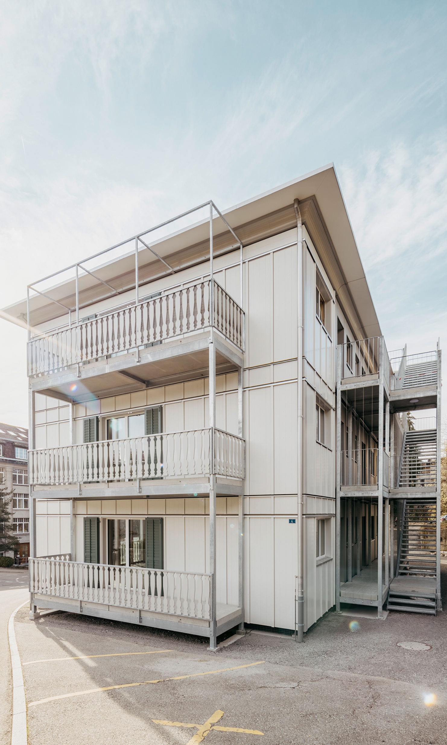 Construction modulaire en bois avec balcon et escalier extérieur