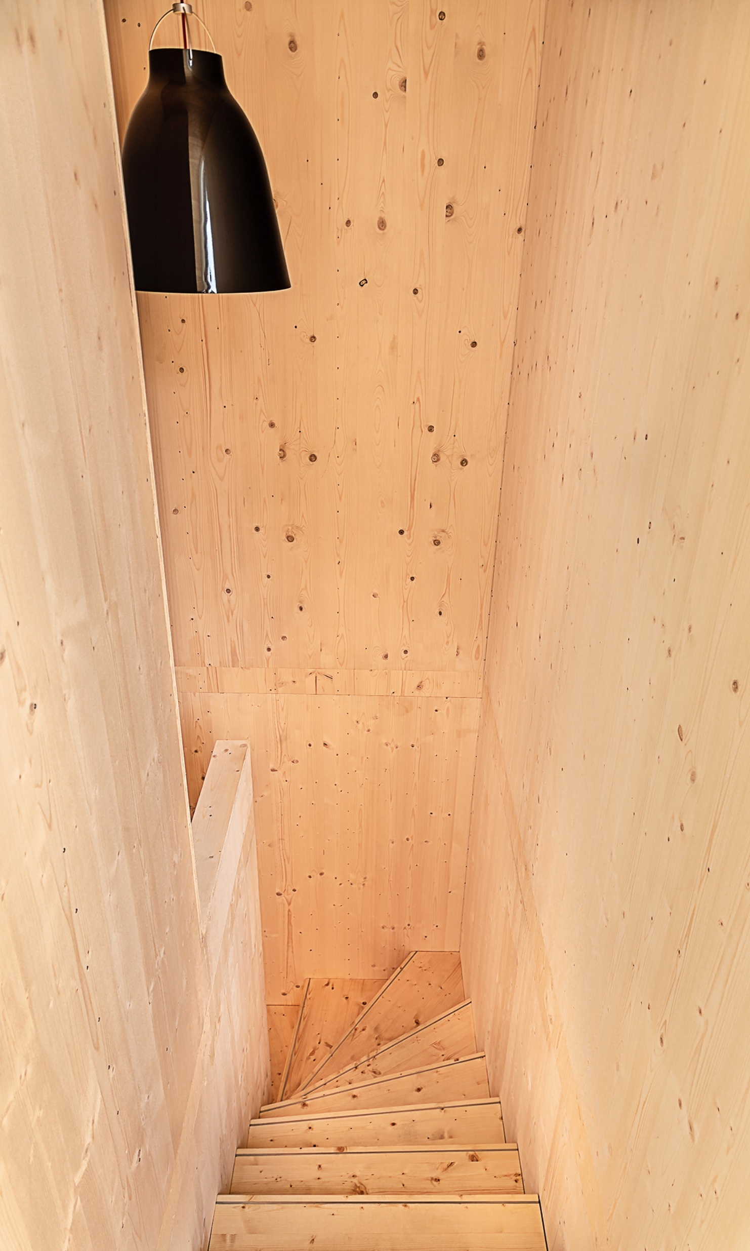 La cage d’escalier en bois clair vue d’en haut