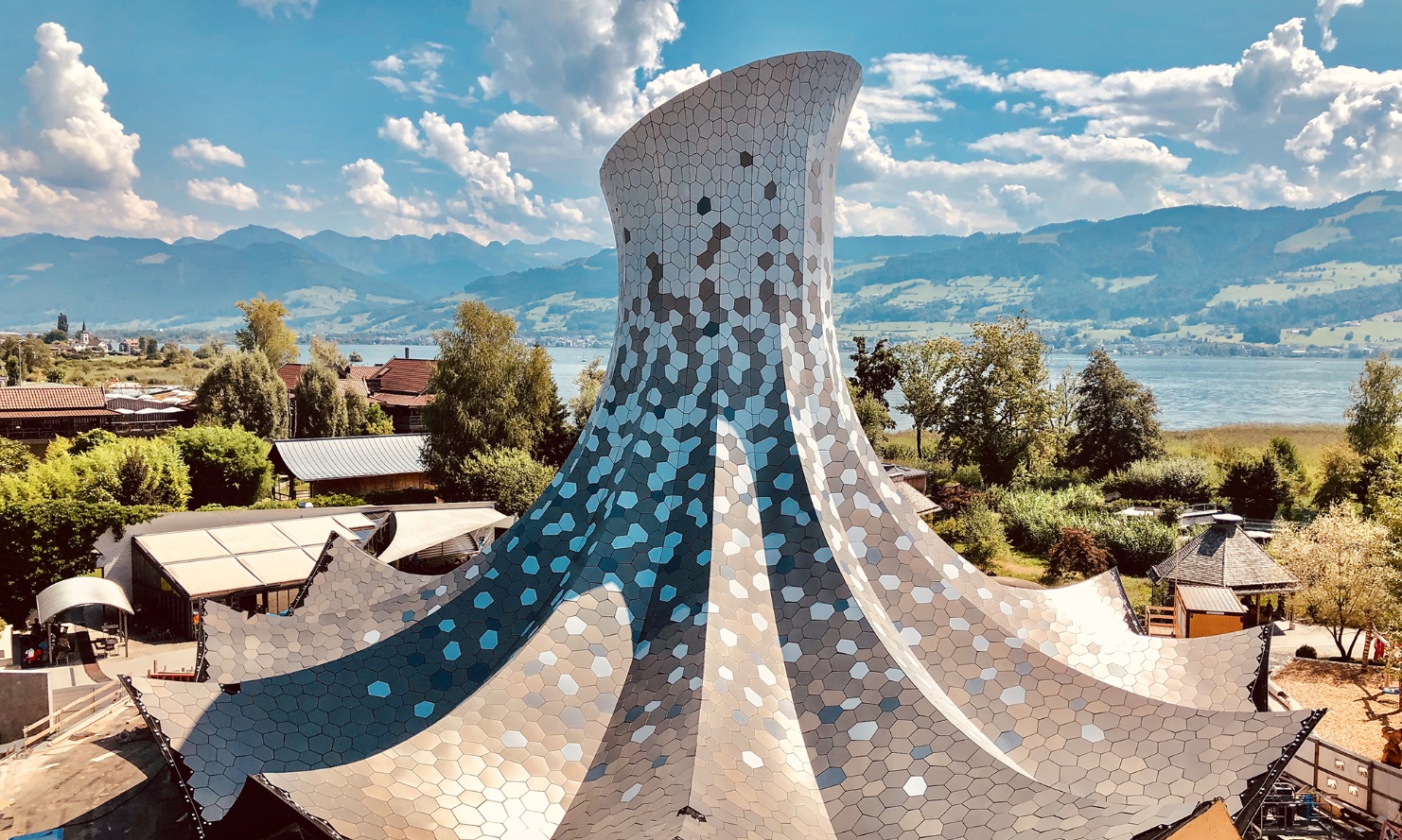 The striking magician’s hat timber structure stands at the heart of the children’s zoo and can be seen from far and wide in the surrounding Rapperswil area.