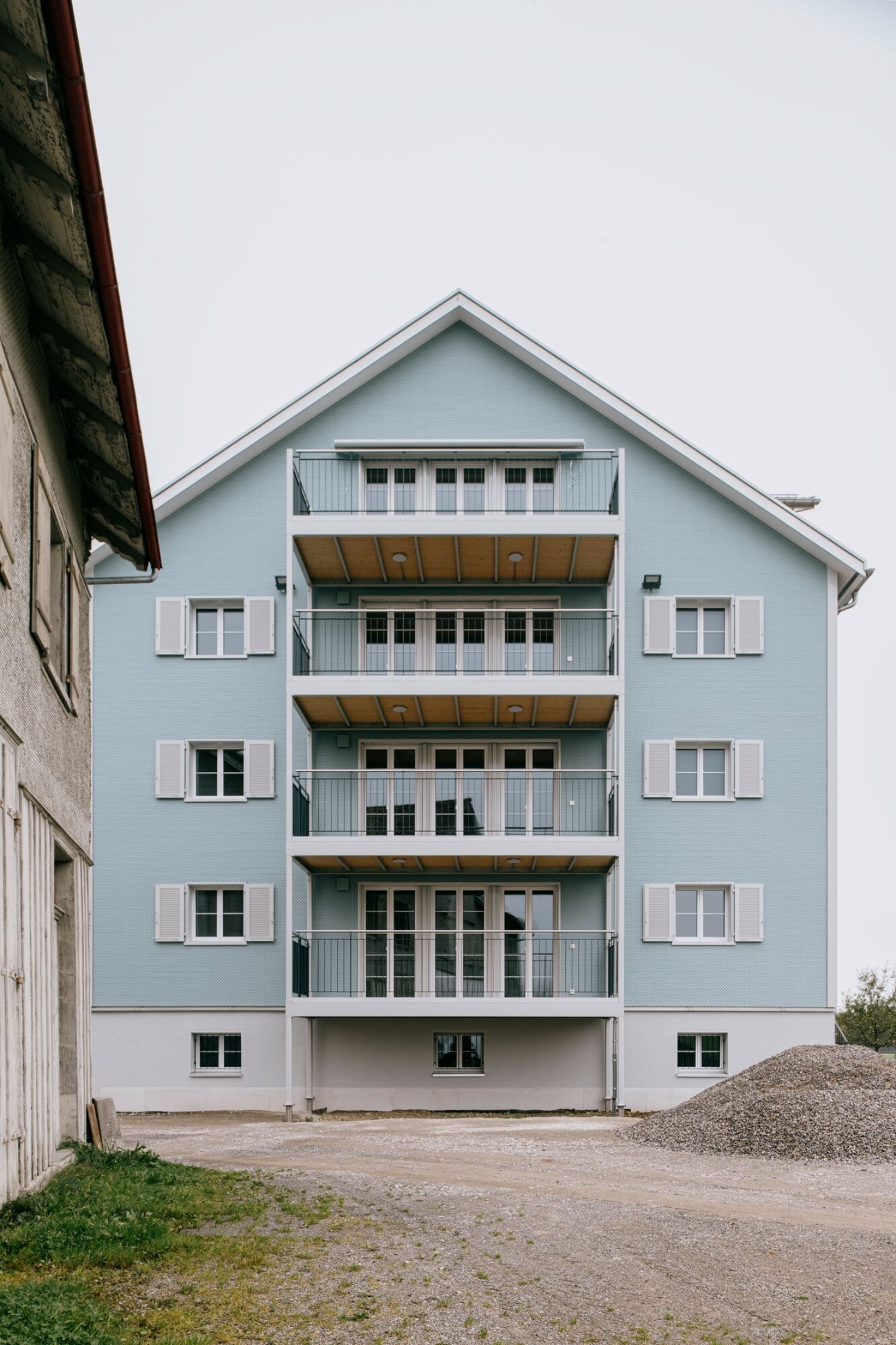 Das Mehrfamilienhaus Tüfi von vorne mit grossen Balkonen