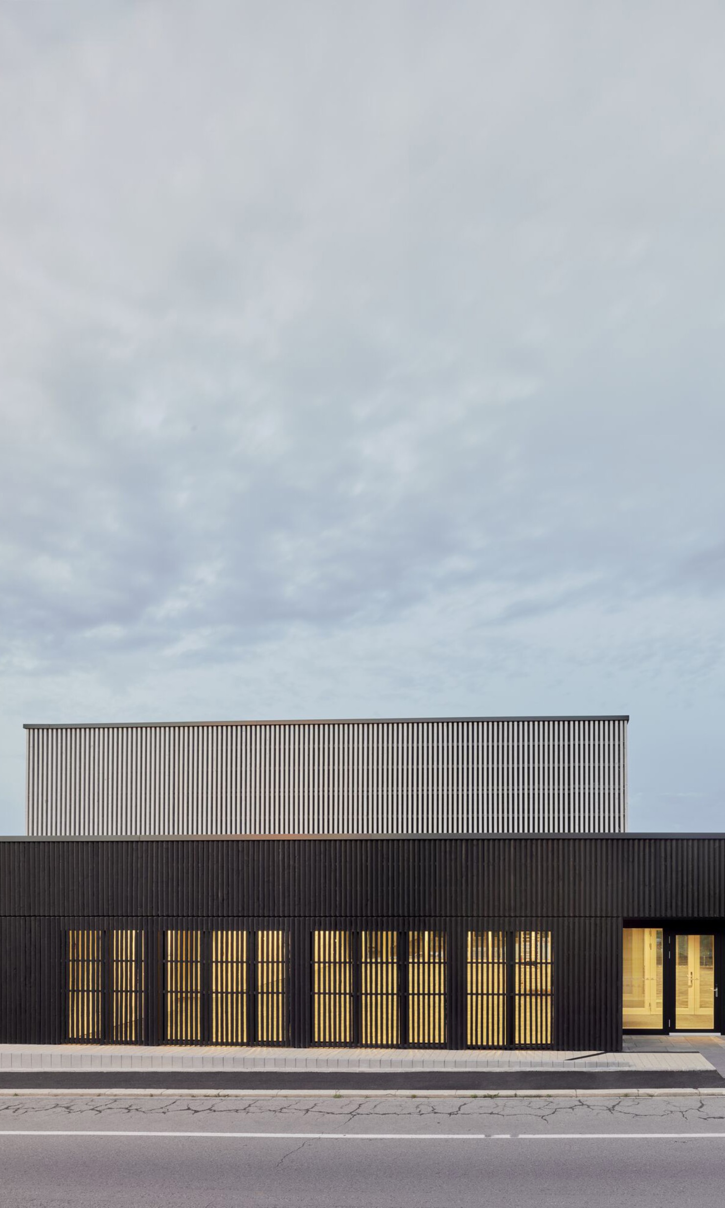 Vue extérieure du bâtiment polyvalent de Dudelange en format vertical