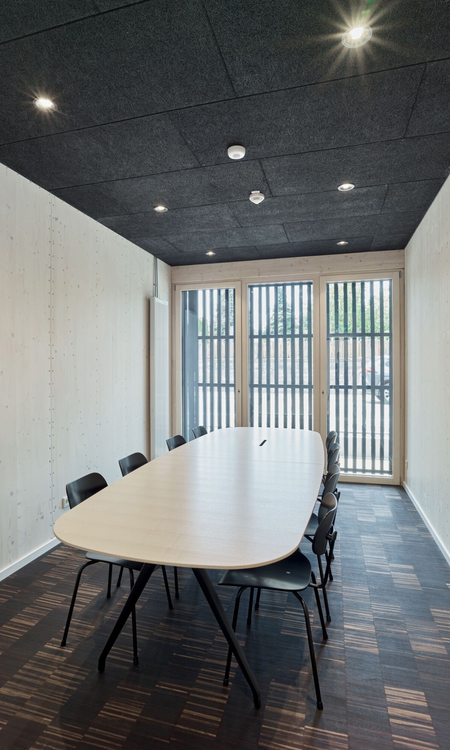 Vue d'une salle de réunion du bâtiment polyvalent de Dudelange en format portrait