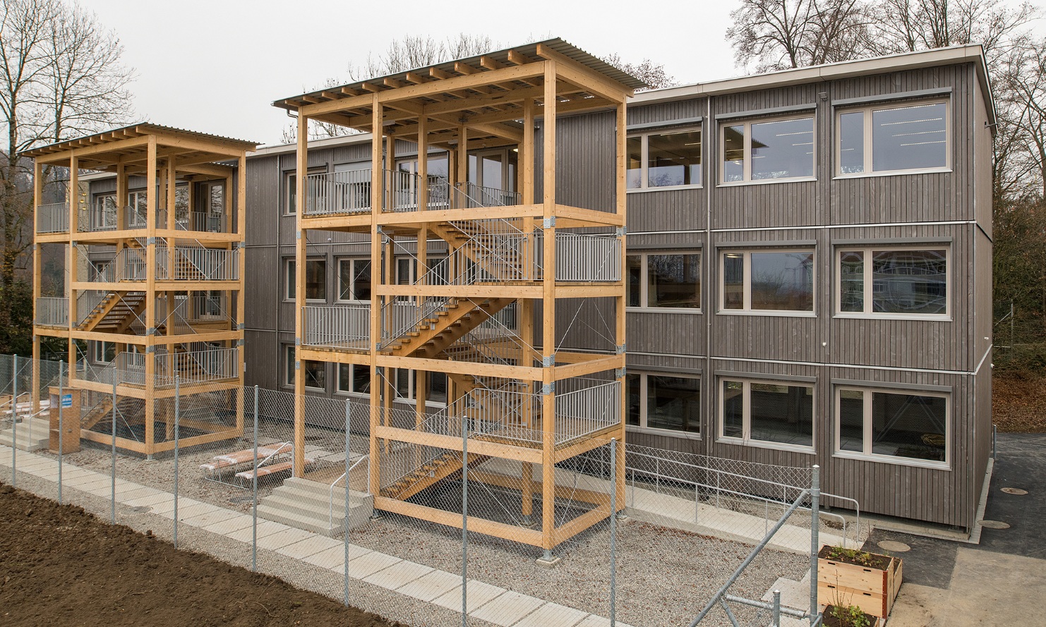 Bâtiment scolaire modulaire avec trois étapes et cage d’escalier