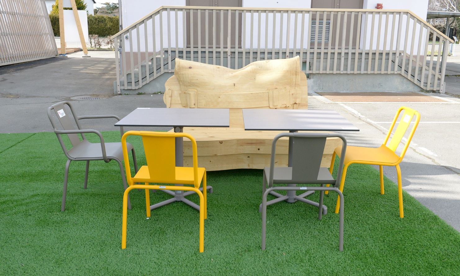 The "Freitag bench" can also easily be combined with standard seating.