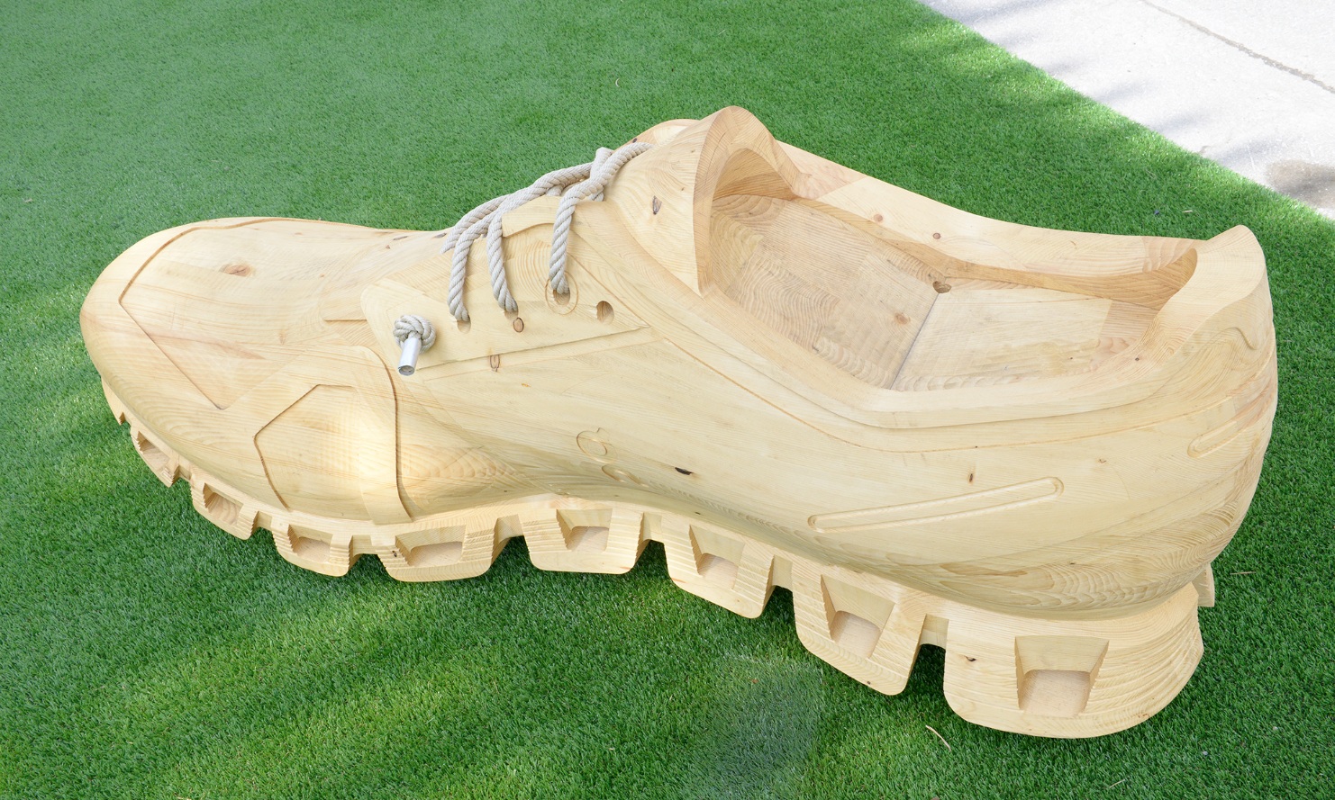 Cette construction en bois n’est pas aussi légère qu’une vraie chaussure de sport, mais tout aussi sportive