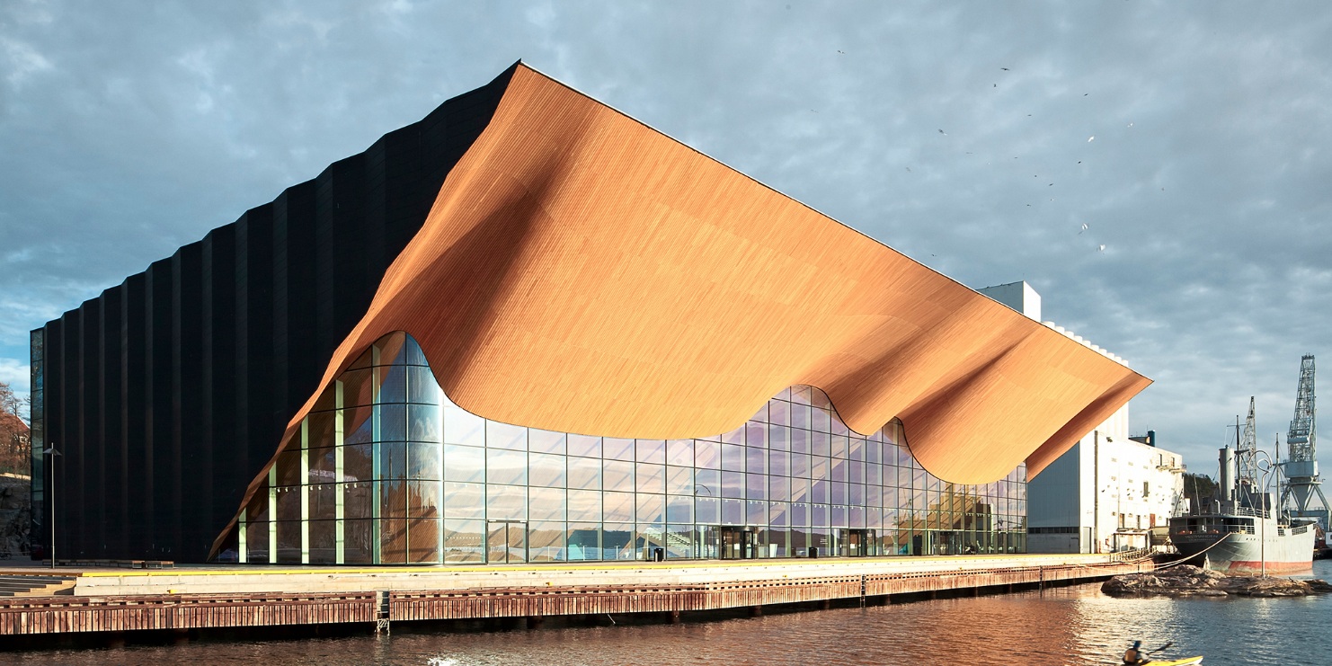 The impressive structure evokes a wave-like movement, radiating dynamism.