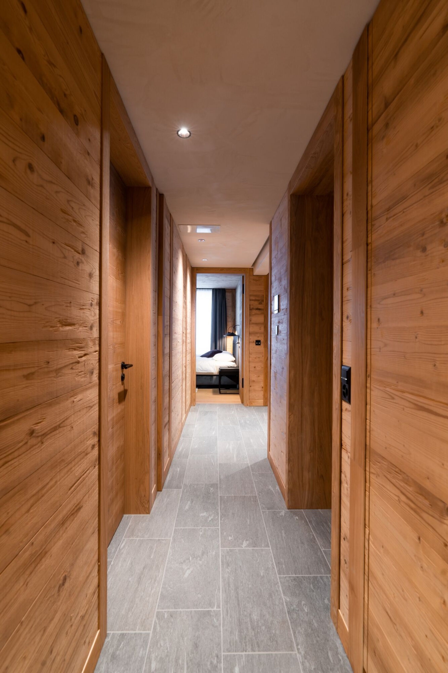 Couloir d’appartement avec murs en bois