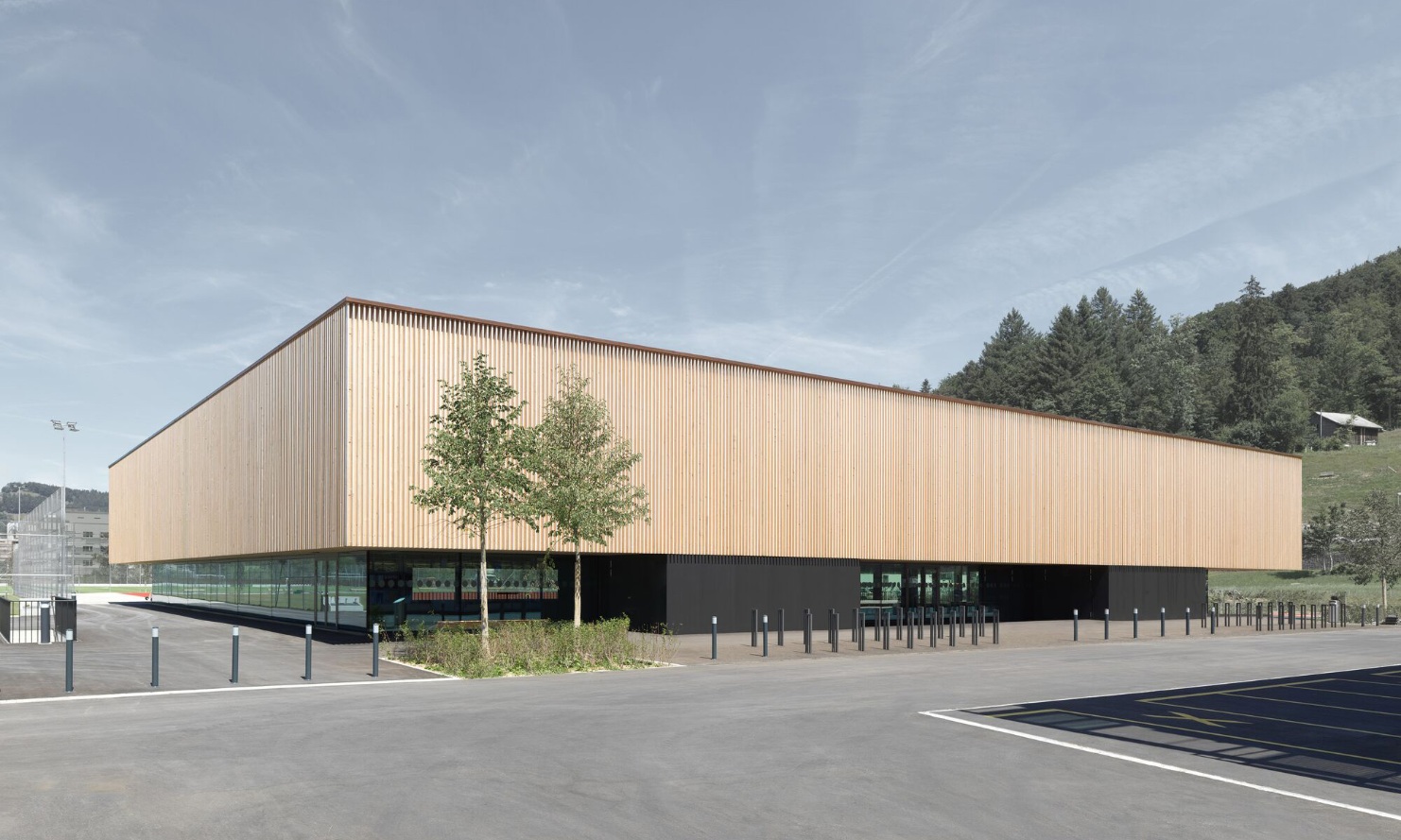 Picture of the exterior of the Rietwis gymnasium in the wooden element building in Wattwil
