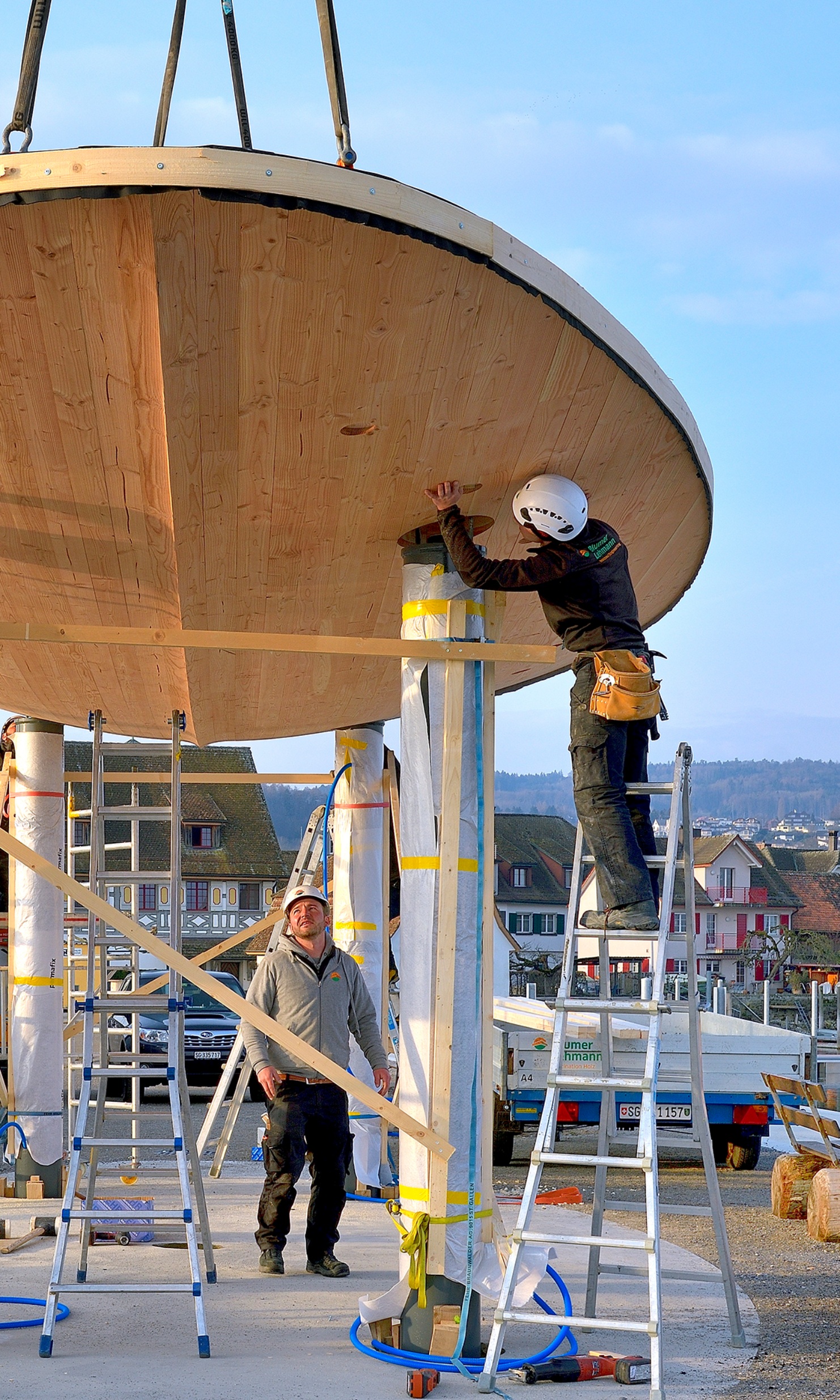 Le toit de l’abribus Stedi à Ermatingen est en cours d’installation. 