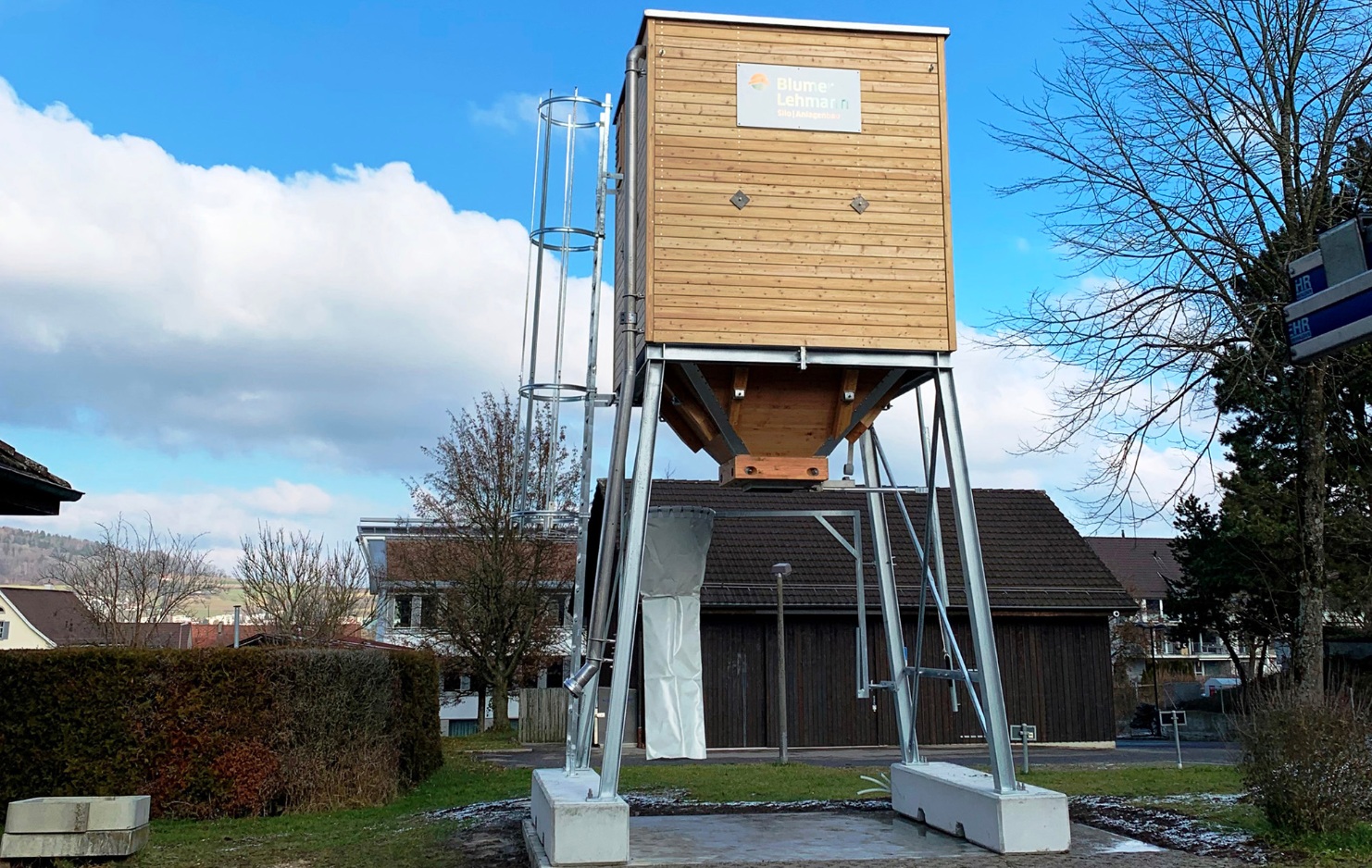 Petit silo en bois d'un volume de 20m3 pour le matériel d'épandage dans la commune de Dällikon