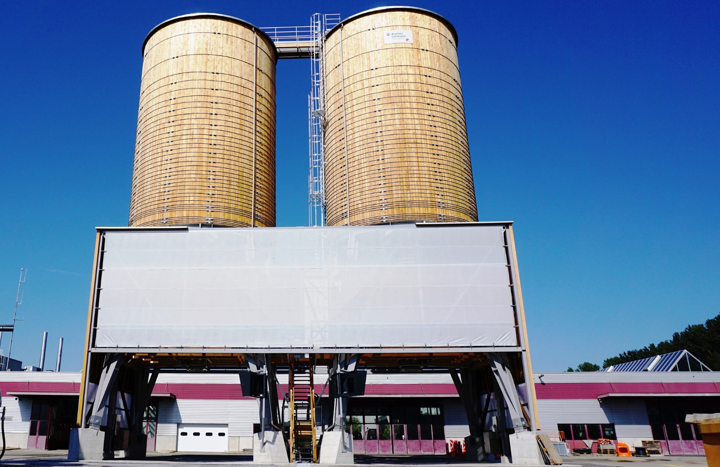 Le plus grand installation de silos ronds de Suisse pour les matières à épandre, à Domdidier, avec un volume de 1200m3