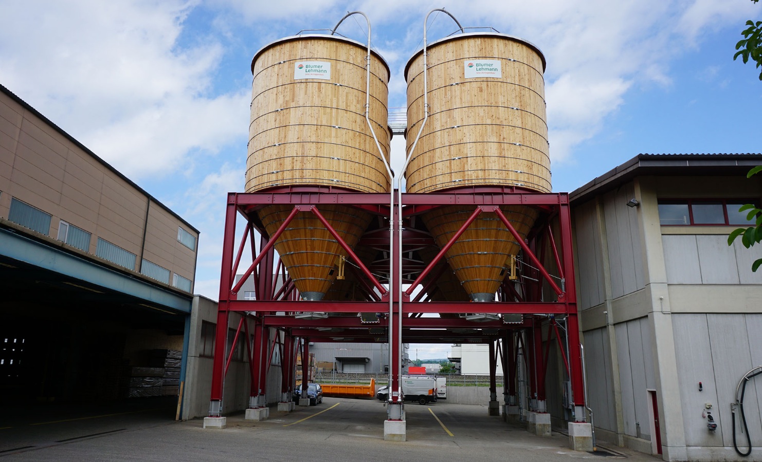 Installation de silos à litière en bois avec six silos ronds de 200m3 chacun à Frauenfeld