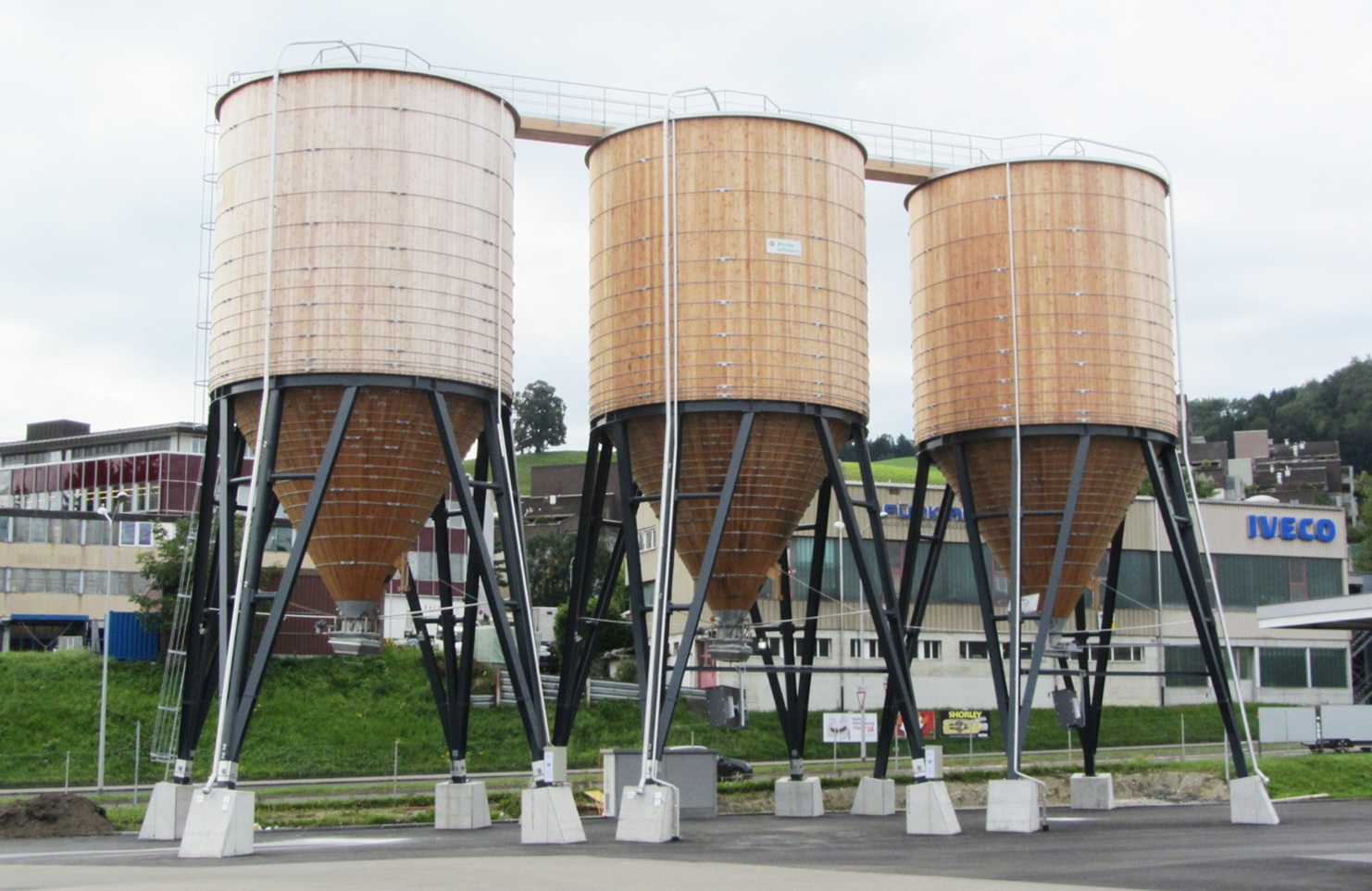 Grands silos ronds en bois d'un volume de 400m3 chacun à St. Gallen Neudorf