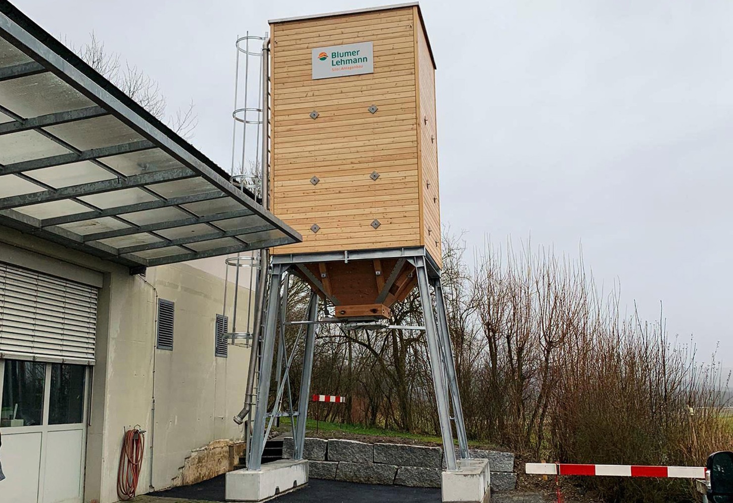 Petit silo en bois d'un volume de 30m3 pour le matériel d'épandage dans la commune de Wil Zurich
