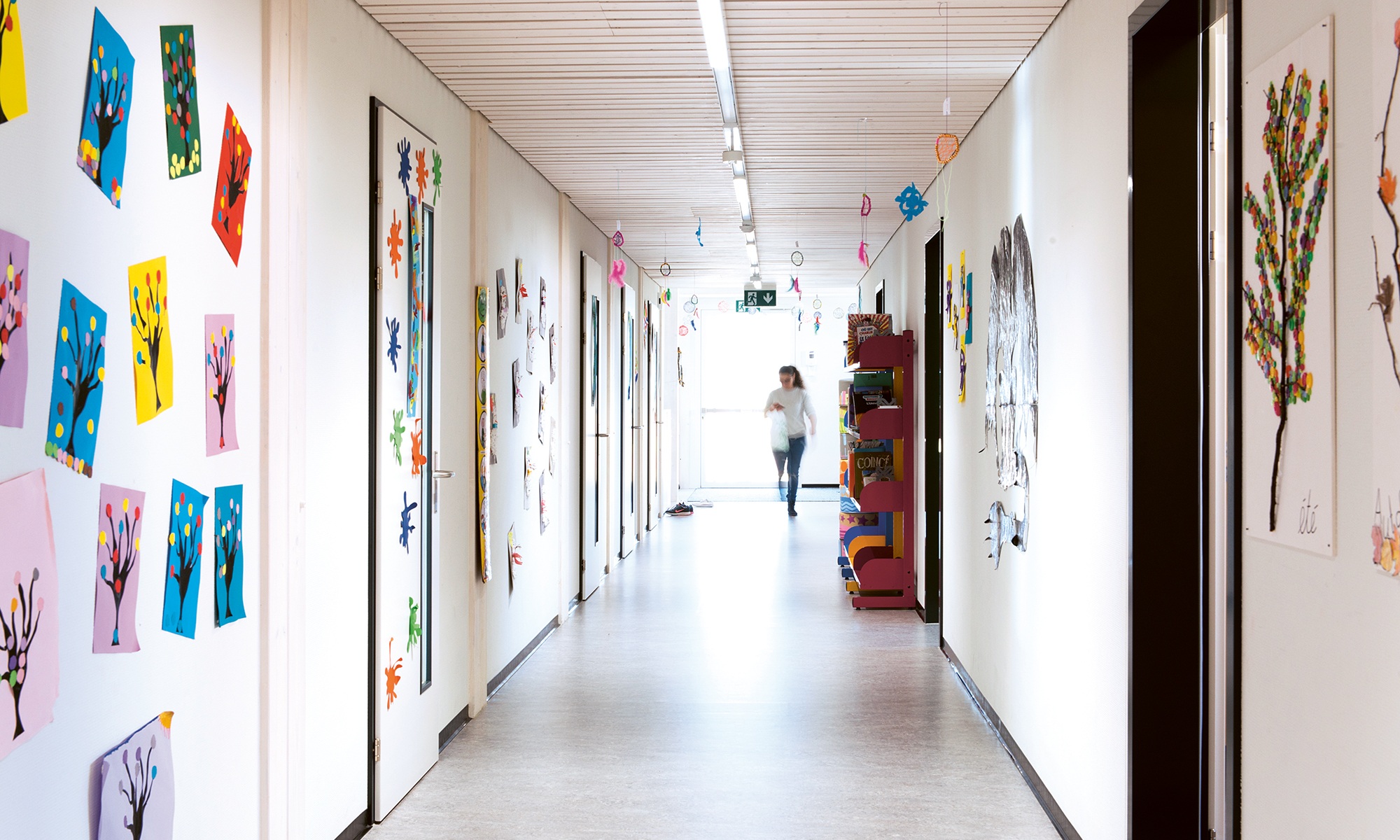 Des couloirs larges et lumineux canalisent les flux d’élèves