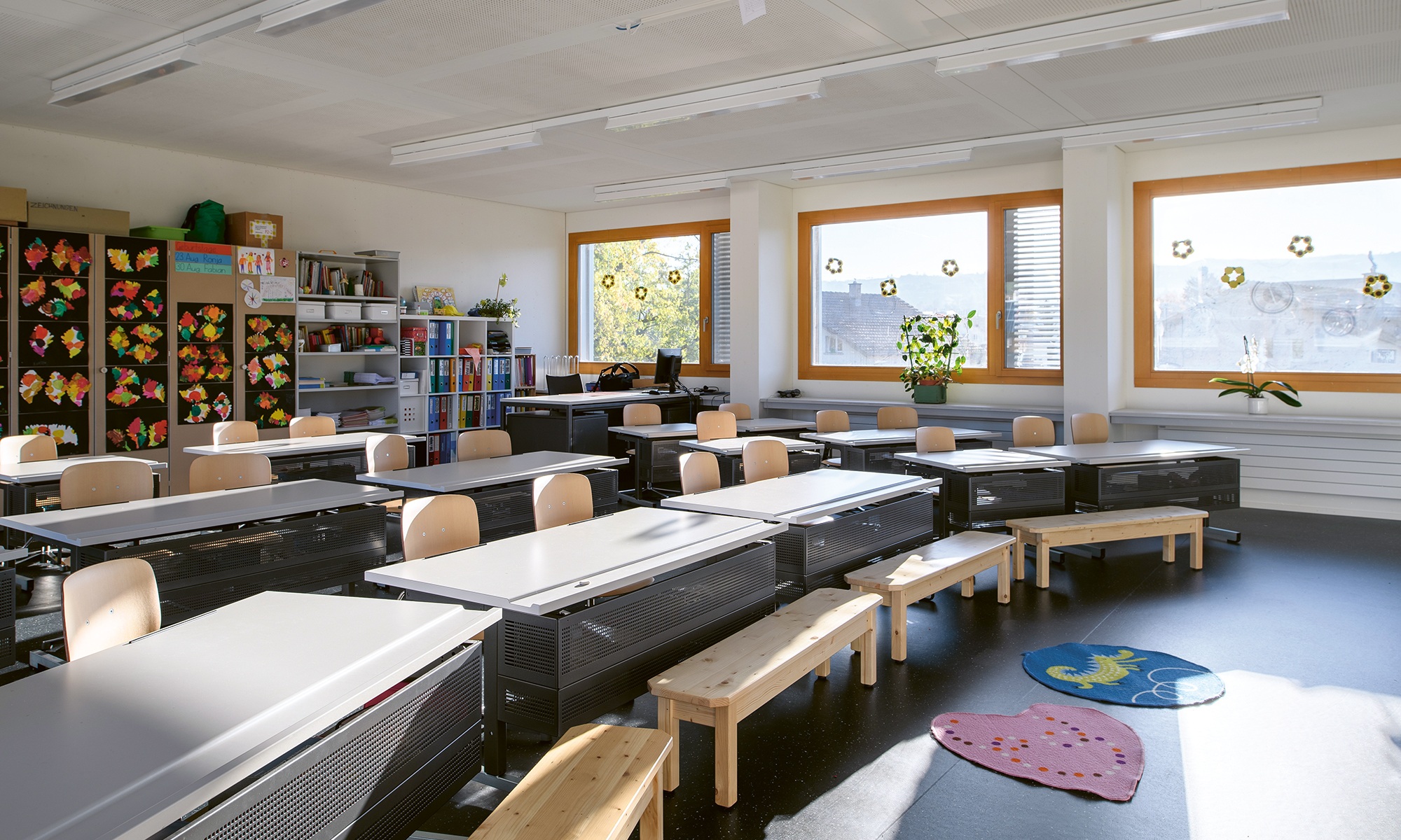 Les salles de classe inondées de lumière favorisent l’apprentissage dans le module en bois