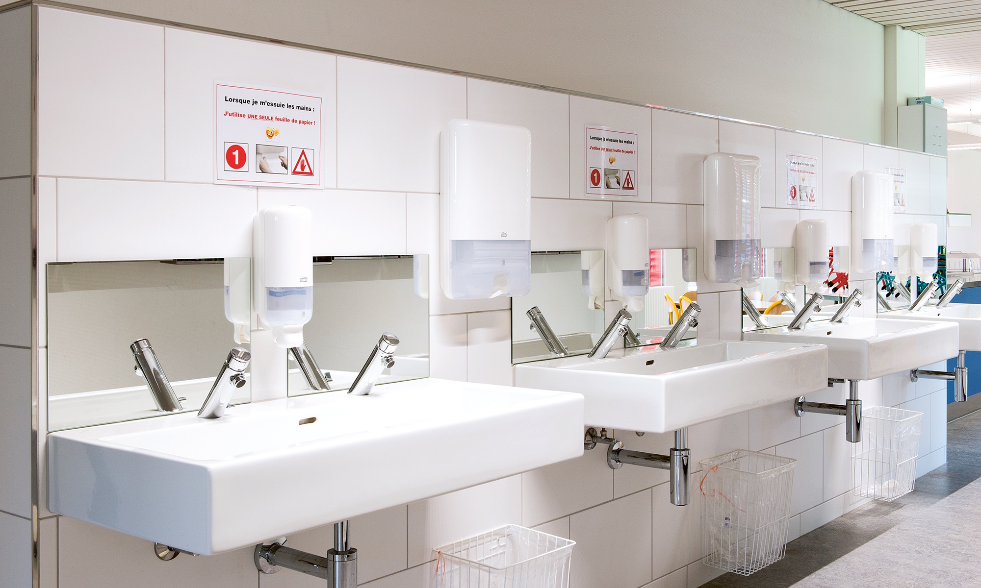 Sanitary facilities in the wet room area