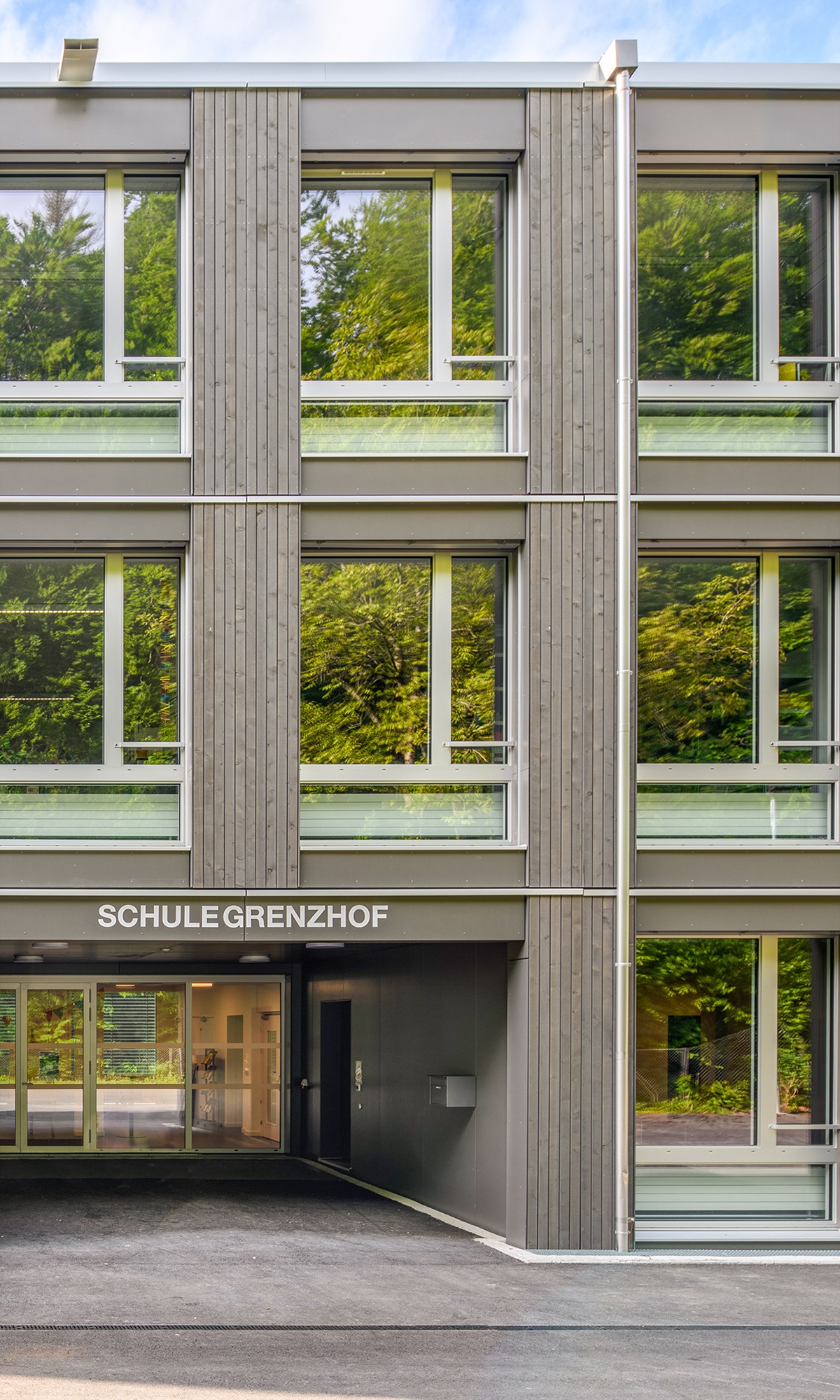 Aussenansicht des Eingangsbereiches, Schulhaus Grenzhof in Luzern, bei Tag