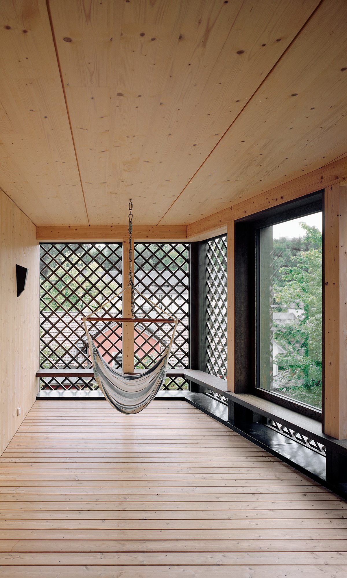 Ansicht eines Balkons - mit Decke, Boden und Wände ganz aus Holz - in der Stiftung Tanne für taubblinde Menschen 