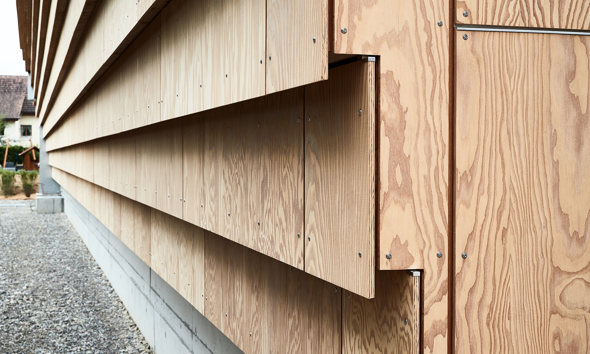 Die grossflächigen Holzfassadenplatten der Lagerhalle in der Detailansicht.