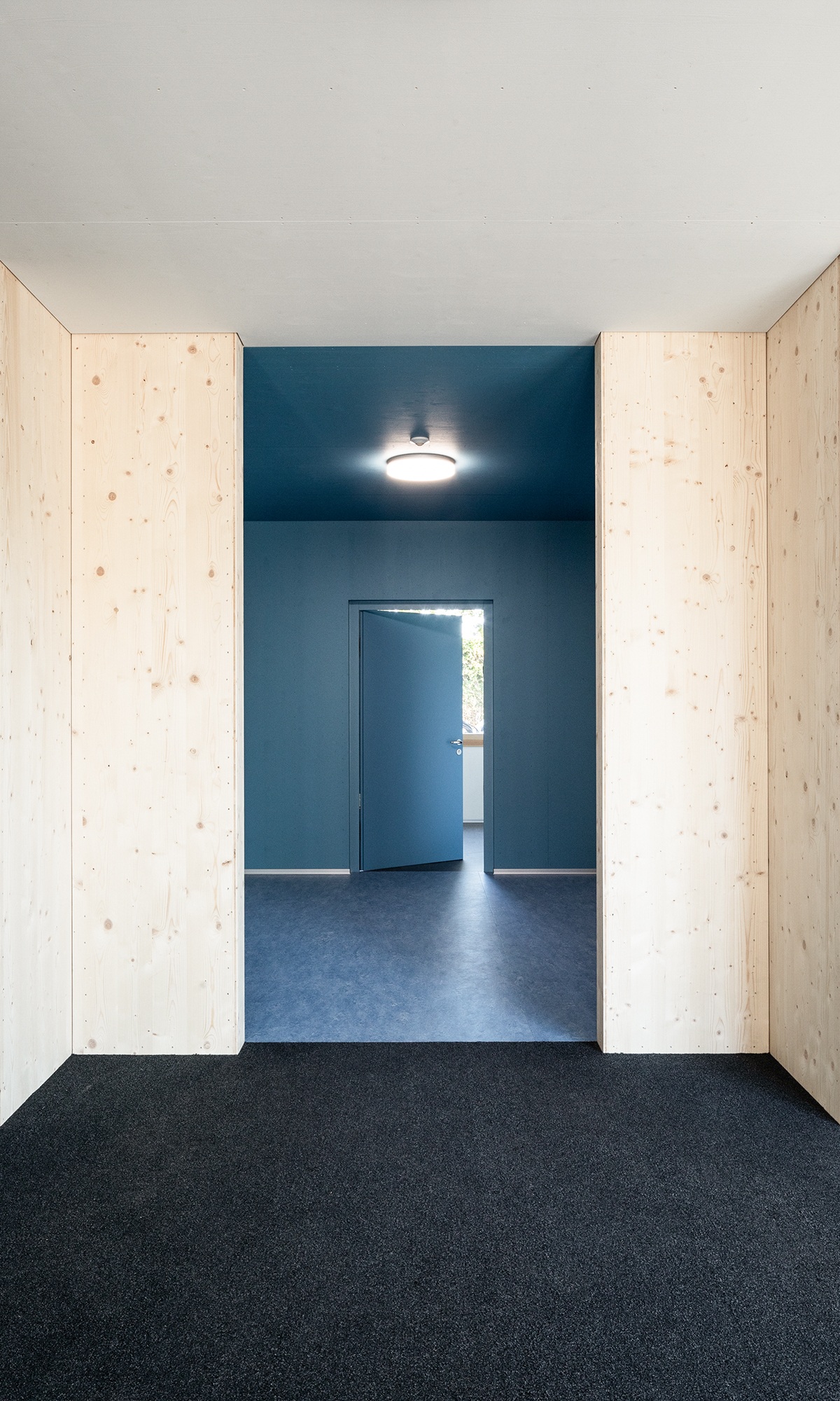 School corridor with timber walls in the Brünnen pavilion 