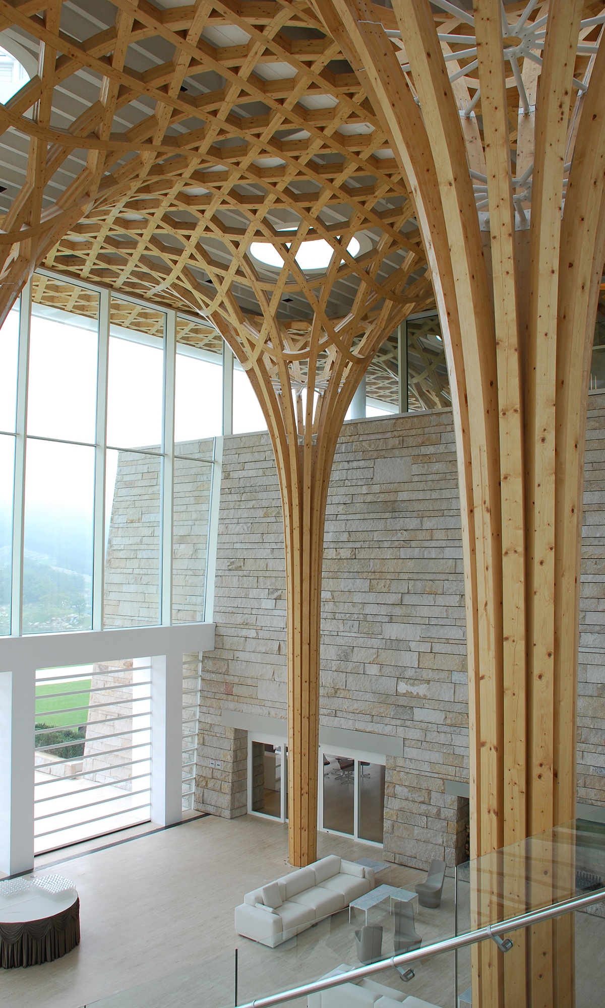 Das Hauptmerkmal des Innenbereichs stellen die enormen Stützen als auch die Dachkonstruktion dar.