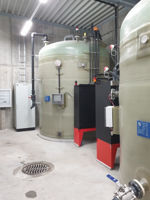 Brine generator with salt dissolving system and storage tank with mixing station