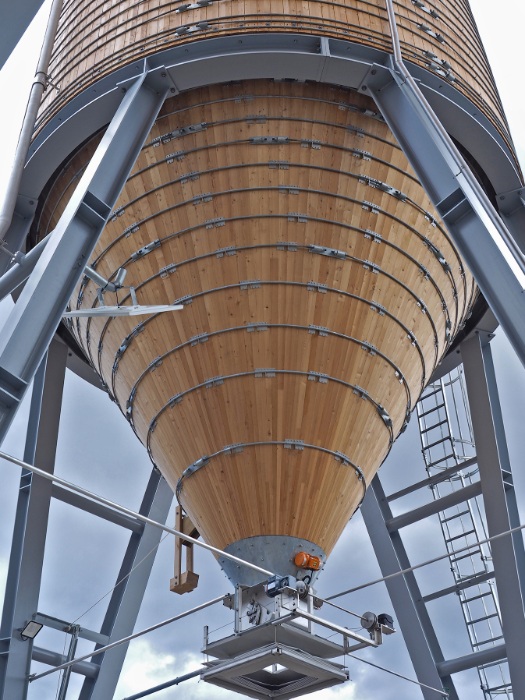 Silo funnel with height-adjustable windsock, unbalance vibrator and knocker made of oak wood