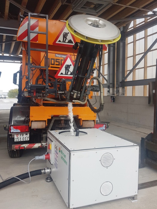 Installation mobile de convoyage pour les résidus de sel dans le véhicule d'épandage