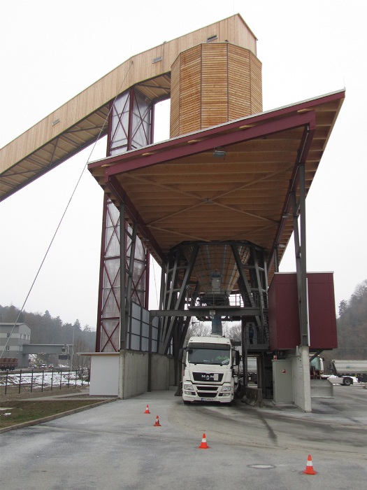 Chargement dans les véhicules à l'installation de silos de produits d'épandage de Haigerloch Allemagne