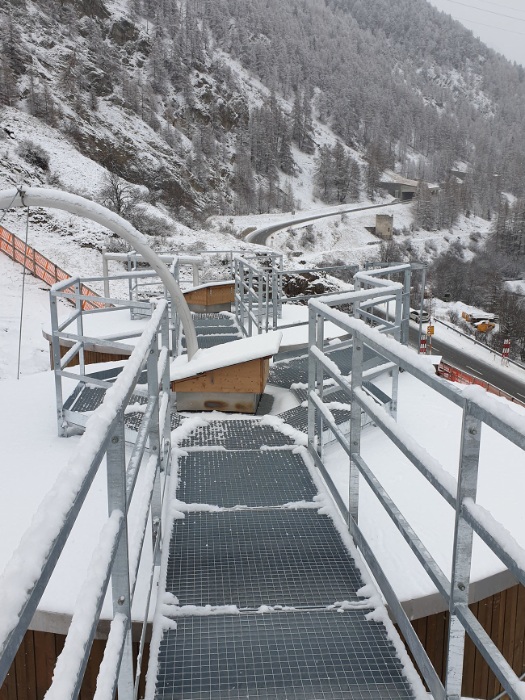 Hot-dip galvanised roof platform of the gritting silo in Zernez