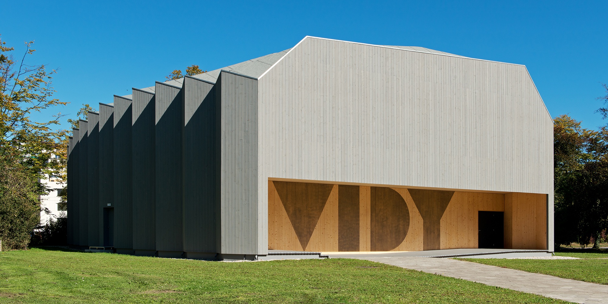 La construction spéciale du Théâtre de Vidy à Lausanne fait penser à un pliage d’origami en bois.