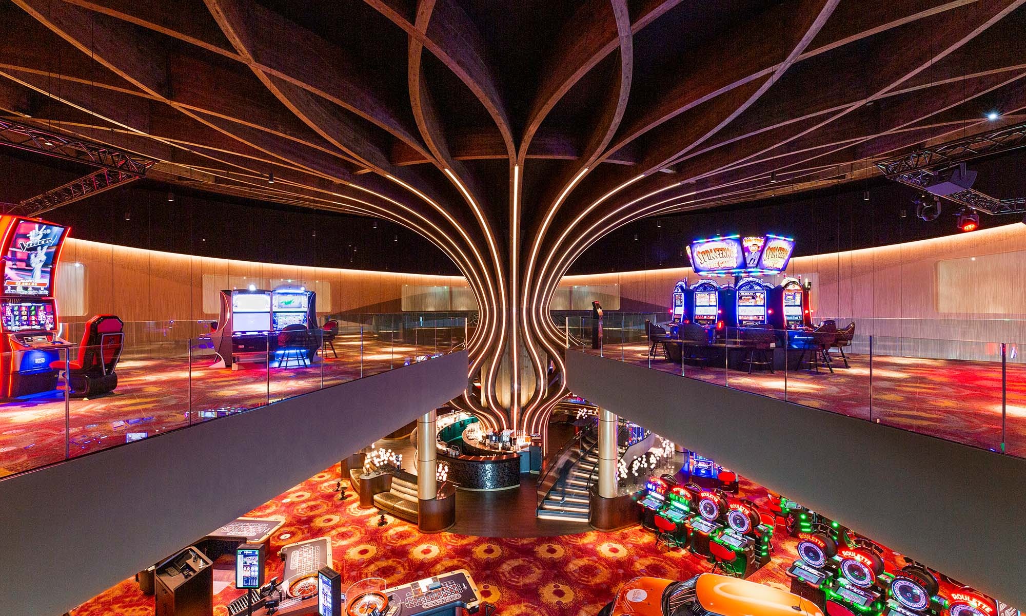 Die freigeformte Säule aus Holz bildet den Mittelpunkt im Atrium des Holland Casino in Venlo