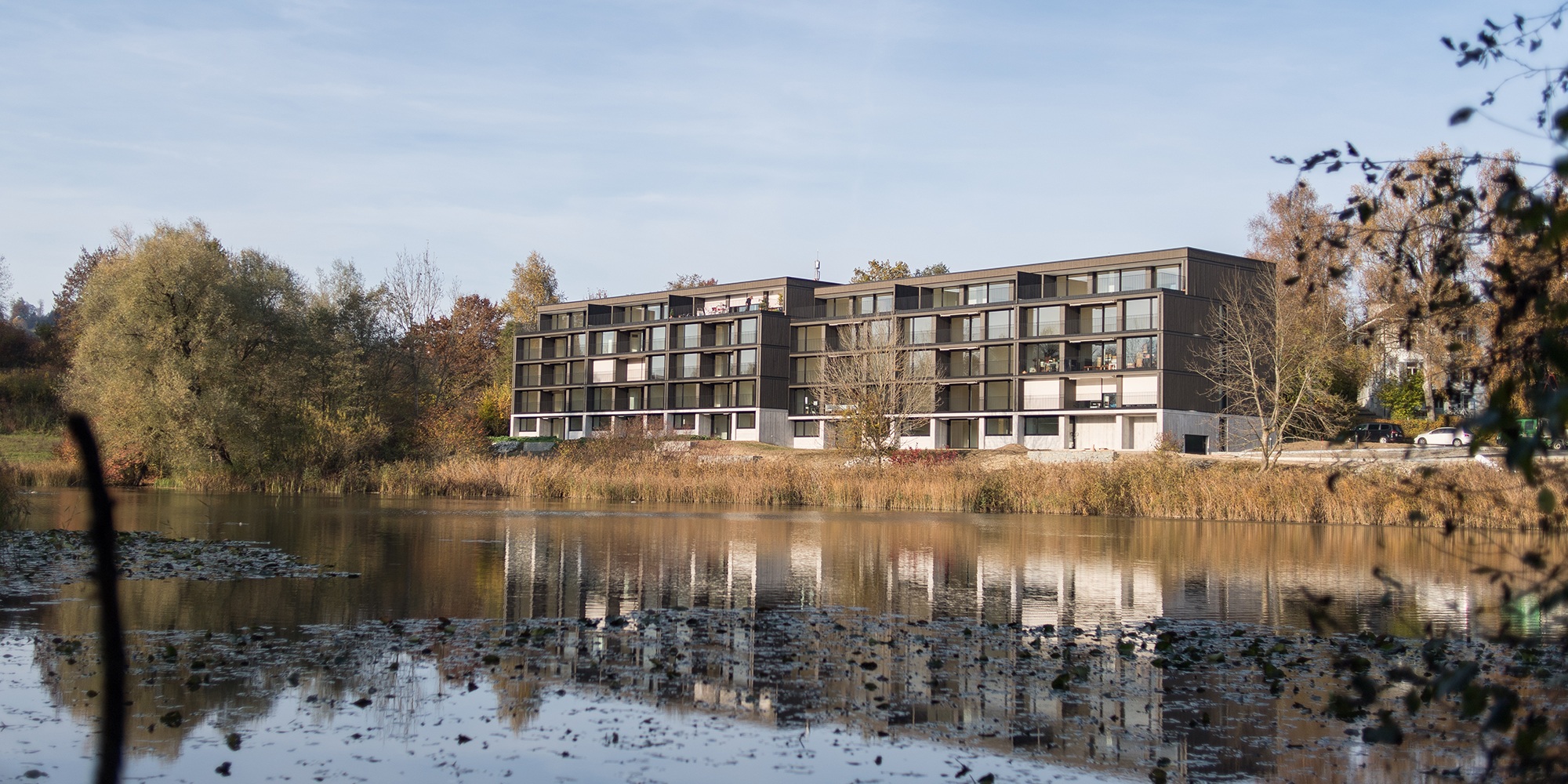 The apartment buildings are situated directly on the Bildweiher in Kräzern.