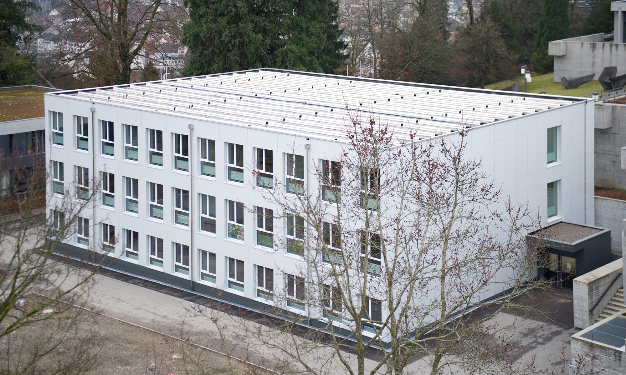 Une construction temporaire et modulaire a été construite pour mettre à la disposition de l’Université de Saint-Gall suffisamment de salles de séminaire et de salles dédiées au travail en groupe pendant la transformation.