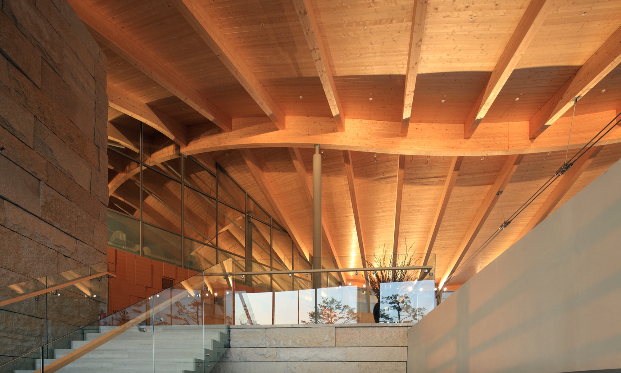 Vue intérieure de l’escalier et de la structure du toit du club-house du golf d’Hillmaru