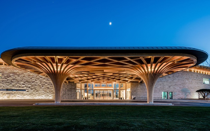 Free-form wooden roof over the entrance to the Hillmaru Country Club golf clubhouse in Pocheon