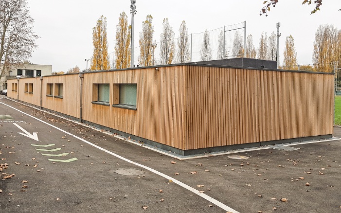 Bâtiment d’extension de plain-pied avec façade en bois pour les vestiaires du Stade des trois Chênes