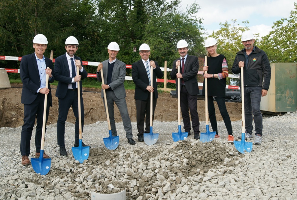 Groundbreaking ceremony on 7 September 2020 with Ueli Voegeli (Strickhof Director), Philipp Kutter (Mayor of Wädenswil), Daniel Baumann (Canton of Zurich Building Department), Jean-Marc Piveteau (President of ZHAW), Urs Hilber (Dean of the School of Life Sciences and Facility Management at ZHAW), Sibylle Bucher (Architect) and Migga Hug (General Contractor, Blumer Lehmann).