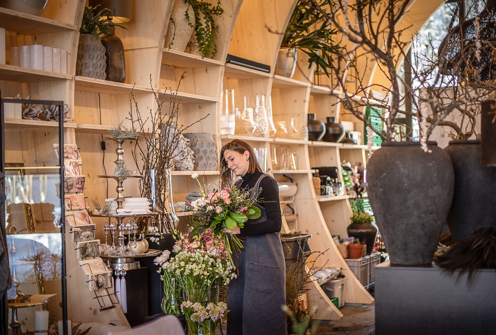L’atelier floral est le lieu de travail de la fleuriste de l’hôtel Hof Weissbad.
