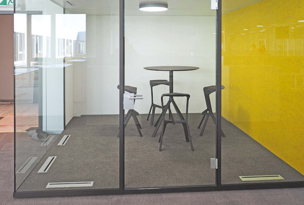 Internal view of the expansion of the Fust industrial building, meeting room with glass walls.