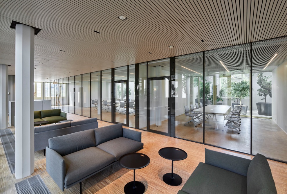 The lounge with seating areas in discreet grey and a glass front facilitates informal conversations
