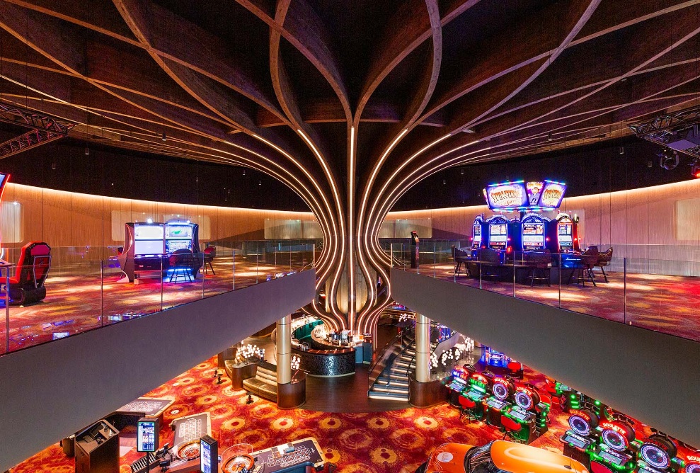La colonne en bois de forme libre constitue l'élement central de l'atrium du Holland Casino de Venlo.