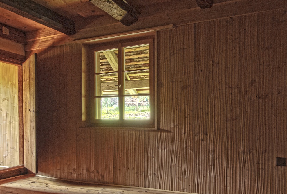 Vue intérieure du Kobesenmühle classé; mur en bois avec fenêtre.