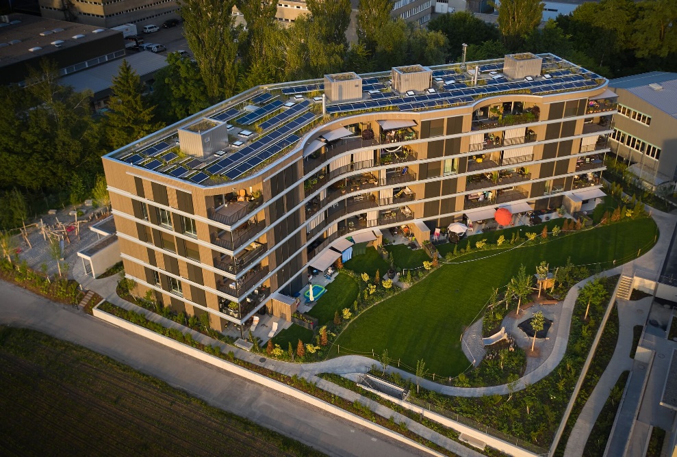 Bird's eye view of the multi-storey wooden building Sunnehof with photovoltaic system