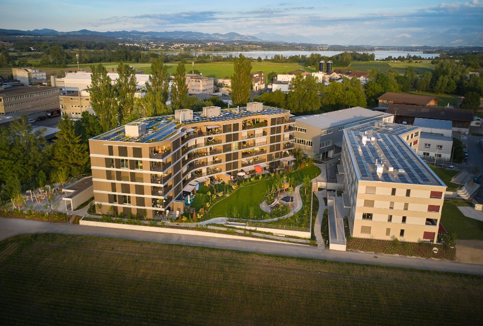 Sunnehof complex; general view from the side. The appearance of the environmentally friendly residential complex is determined by the pre-grey façade in classic timber frame construction. 
