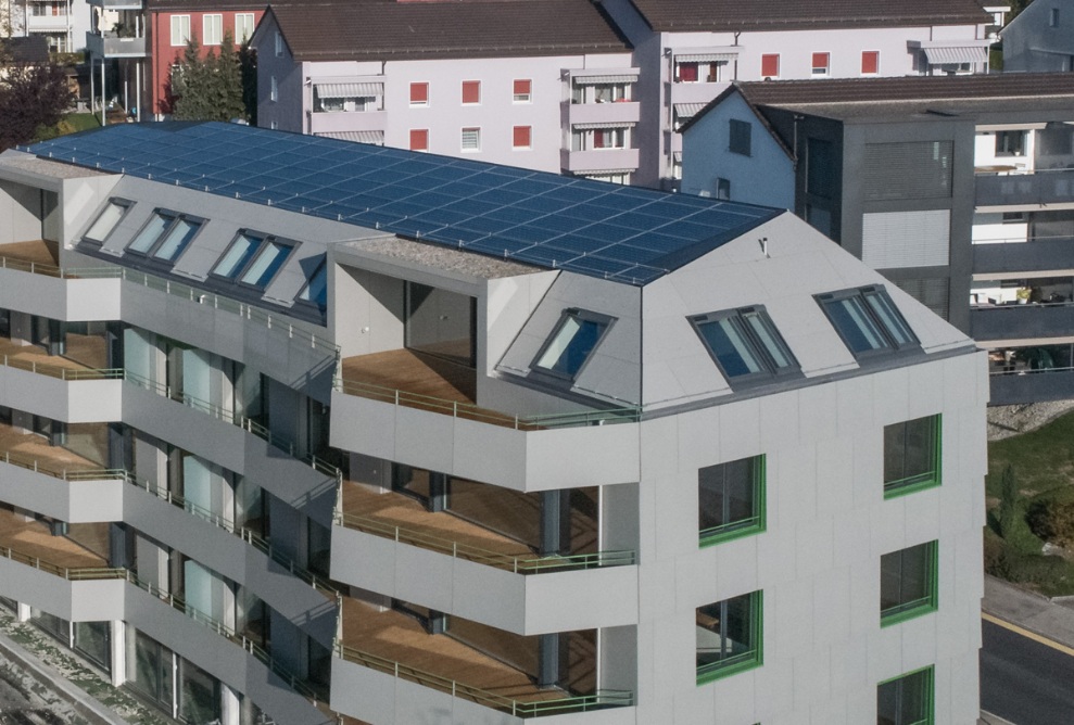 Vue aérienne d’un immeuble collectif Berg avec vue sur les planchers de terrasse en bois des différents appartements