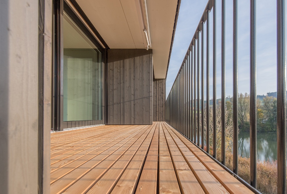 The spacious balconies provide views of the entire Bildweiher.